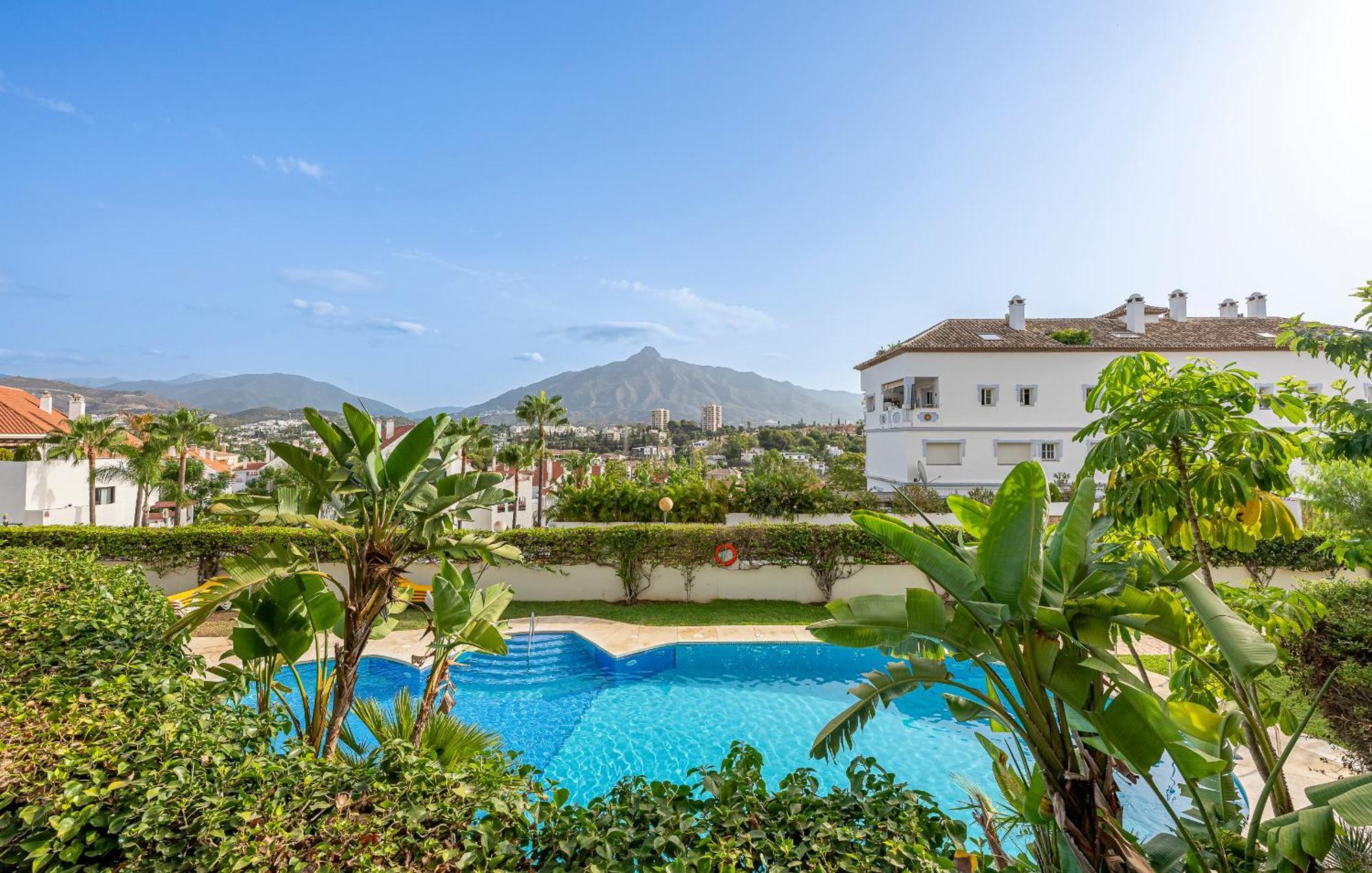 Appartement Recently Refurbished 2br Flat Pool In Puerto Banus *